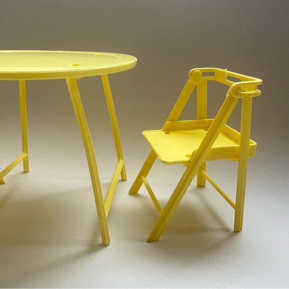 Vintage Barbie yellow table and chairs set - Picture 2 of 8